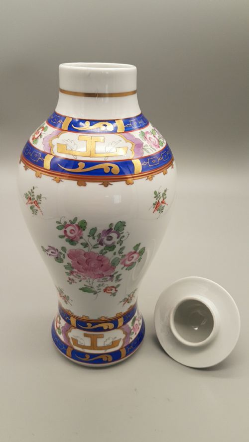 LOVELY GERMAN DRESDEN ARMORIAL PORCELAIN VASE WITH COVER C1850 WITH HOWARD FAMILY CREST - ADDITIONAL PHOTO 7