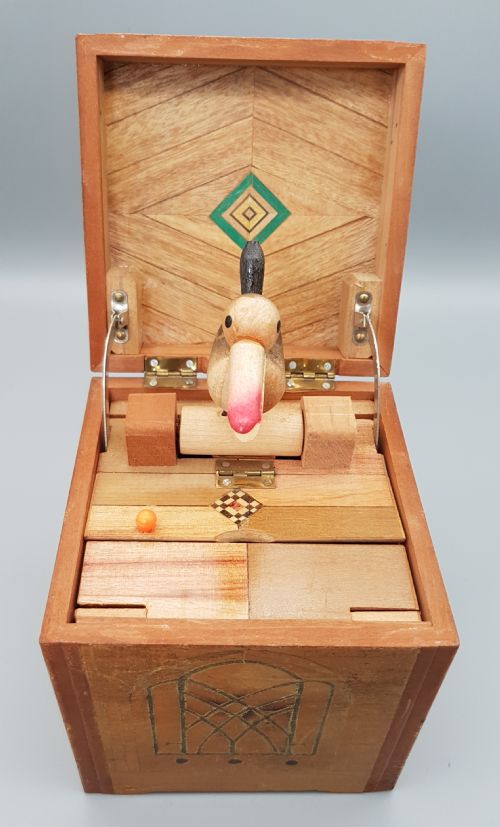 rare vintge tunbridgeware wooden novelty musical cigarette box - CATEGORY: ANTIQUE BOXES - DATED 1940