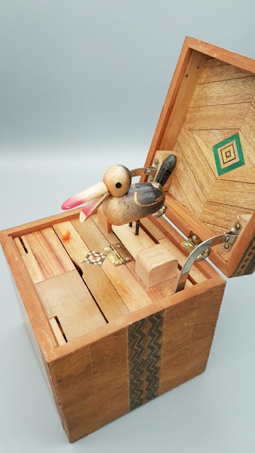RARE VINTGE TUNBRIDGEWARE WOODEN NOVELTY MUSICAL CIGARETTE BOX - ADDITIONAL PHOTO 3