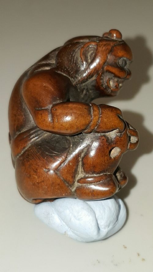 JAPANESE EDO BOXWOOD NETSUKE OF A SEATED ONI - ADDITIONAL PHOTO 1