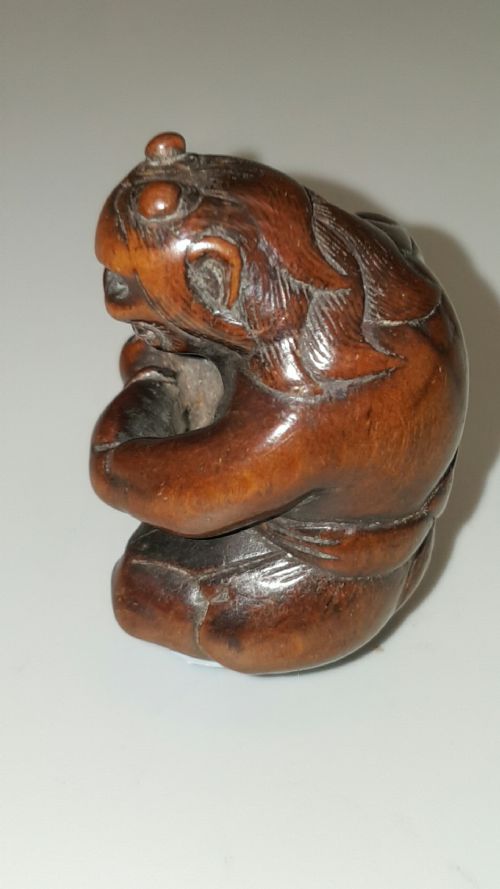 JAPANESE EDO BOXWOOD NETSUKE OF A SEATED ONI - ADDITIONAL PHOTO 3