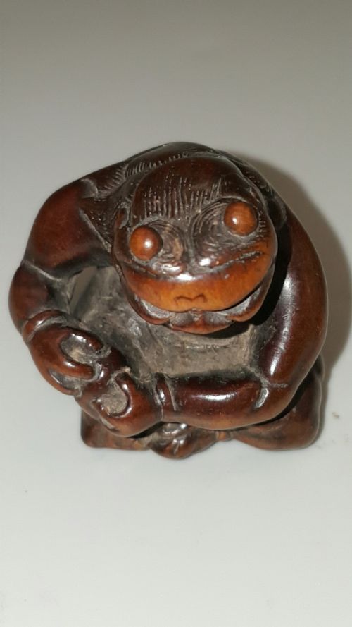 JAPANESE EDO BOXWOOD NETSUKE OF A SEATED ONI - ADDITIONAL PHOTO 4