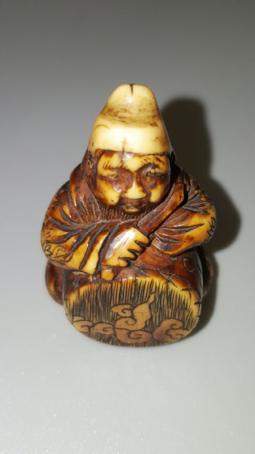 japanese ivory edo netsuke of an old man with a drum - CATEGORY: ANTIQUE MISCELLANEOUS - DATED 18TH CENTURY