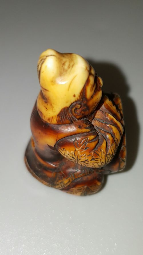 JAPANESE IVORY EDO NETSUKE OF AN OLD MAN WITH A DRUM - ADDITIONAL PHOTO 1