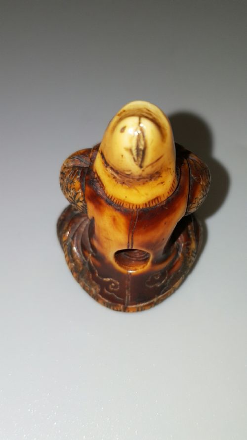 JAPANESE IVORY EDO NETSUKE OF AN OLD MAN WITH A DRUM - ADDITIONAL PHOTO 2