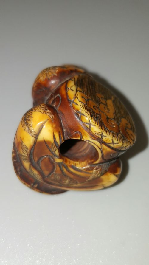 JAPANESE IVORY EDO NETSUKE OF AN OLD MAN WITH A DRUM - ADDITIONAL PHOTO 3