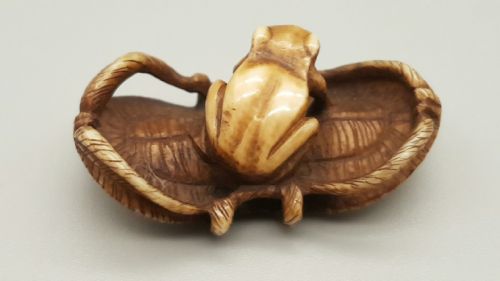 EXQUISITE JAPANESE IVORY NETSUKE OF A TOADFROG ON A SANDAL - ADDITIONAL PHOTO 1