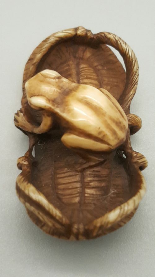 EXQUISITE JAPANESE IVORY NETSUKE OF A TOADFROG ON A SANDAL - ADDITIONAL PHOTO 4