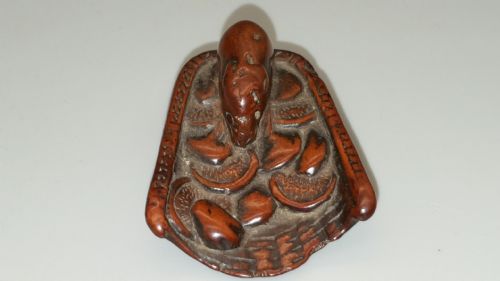 JAPANESE MEIJI 19THC BOXWOOD NETSUKE OF A RAT ON A WINNOWING BASKET OF MUSHROOMS - ADDITIONAL PHOTO 2
