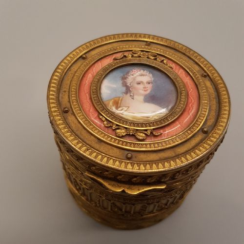 rare french circular ormolu powder box with enamel portrait of madame de pompadour - CATEGORY: ANTIQUE BOXES - DATED 19TH CENTURY