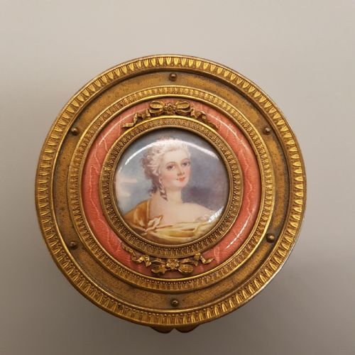 RARE FRENCH CIRCULAR ORMOLU POWDER BOX WITH ENAMEL PORTRAIT OF MADAME DE POMPADOUR - ADDITIONAL PHOTO 1