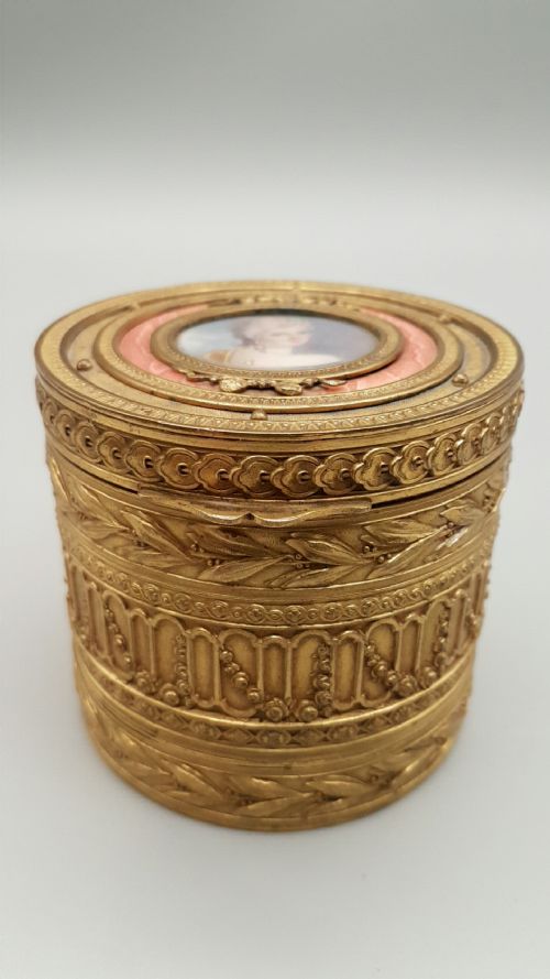 RARE FRENCH CIRCULAR ORMOLU POWDER BOX WITH ENAMEL PORTRAIT OF MADAME DE POMPADOUR - ADDITIONAL PHOTO 2