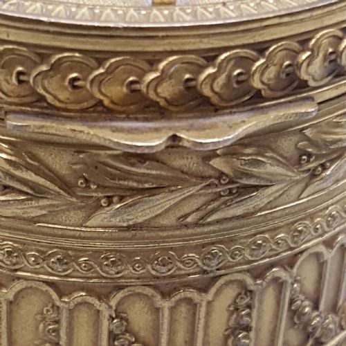 RARE FRENCH CIRCULAR ORMOLU POWDER BOX WITH ENAMEL PORTRAIT OF MADAME DE POMPADOUR - ADDITIONAL PHOTO 3