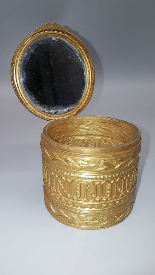 RARE FRENCH CIRCULAR ORMOLU POWDER BOX WITH ENAMEL PORTRAIT OF MADAME DE POMPADOUR - ADDITIONAL PHOTO 4