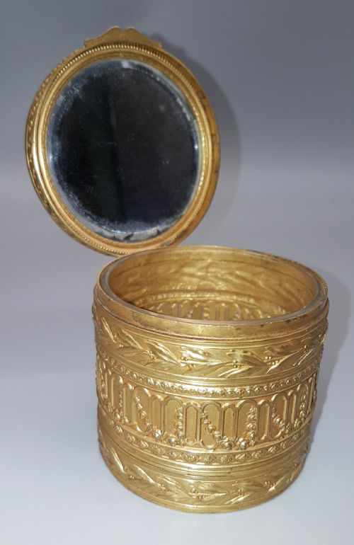 RARE FRENCH CIRCULAR ORMOLU POWDER BOX WITH ENAMEL PORTRAIT OF MADAME DE POMPADOUR - ADDITIONAL PHOTO 5