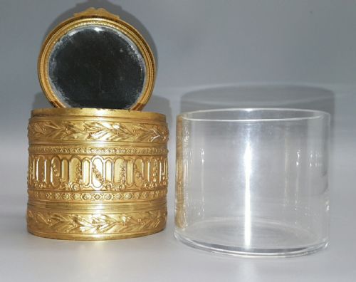 RARE FRENCH CIRCULAR ORMOLU POWDER BOX WITH ENAMEL PORTRAIT OF MADAME DE POMPADOUR - ADDITIONAL PHOTO 6
