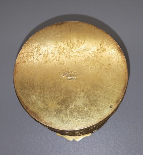 RARE FRENCH CIRCULAR ORMOLU POWDER BOX WITH ENAMEL PORTRAIT OF MADAME DE POMPADOUR - ADDITIONAL PHOTO 7