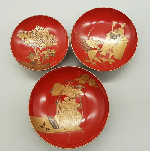 THREE EXQUISITE JAPANESE MEIJI LACQUER SAKE CUPS - ADDITIONAL PHOTO 1
