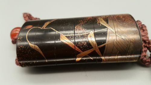 BEAUTIFUL JAPANESE MEIJI 19THC 5CASE INRO DEPICTING A TRADITIONAL REED CANOE ASHIBUNE - ADDITIONAL PHOTO 2