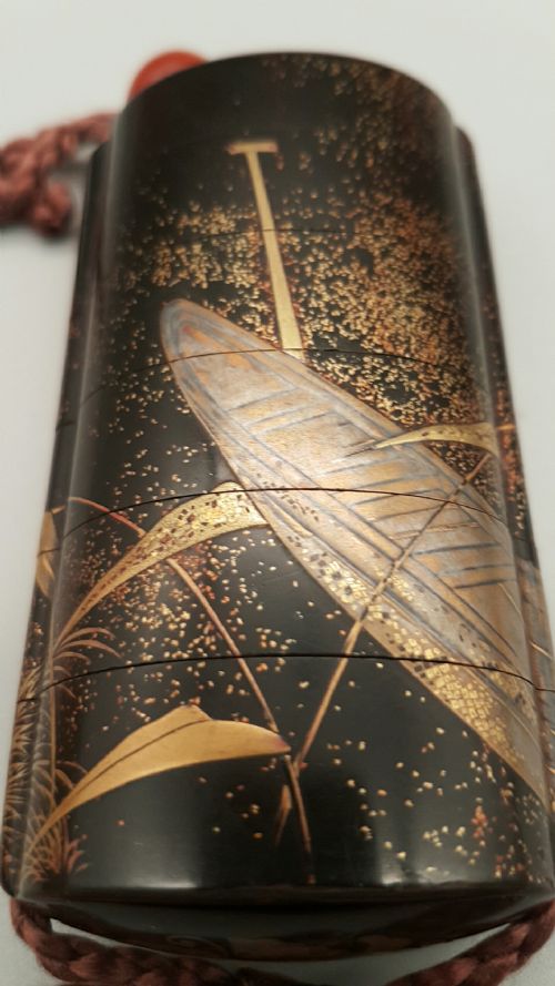 BEAUTIFUL JAPANESE MEIJI 19THC 5CASE INRO DEPICTING A TRADITIONAL REED CANOE ASHIBUNE - ADDITIONAL PHOTO 5