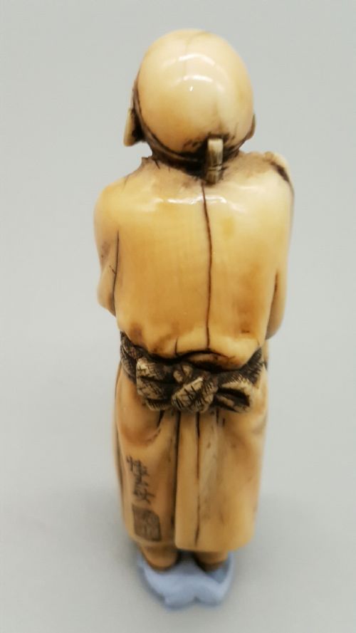 RARE JAPANESE MEIJI IVORY NETSUKE OF A STREET VENDOR SIGNED KAIGYOKUSAI MASATSUGU - ADDITIONAL PHOTO 1