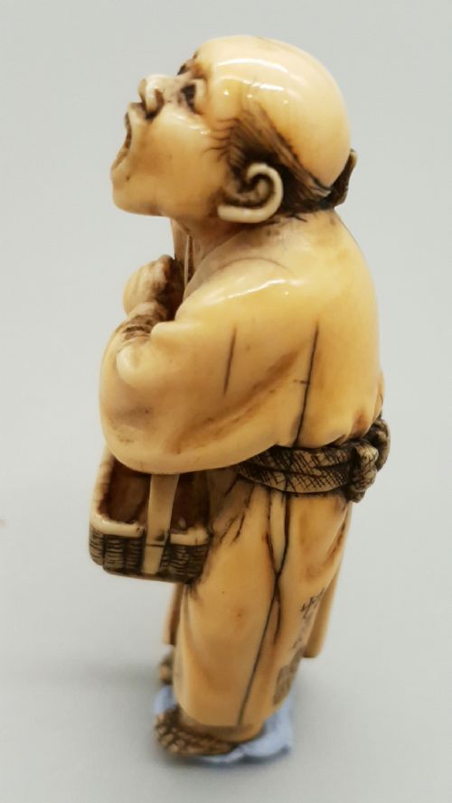 RARE JAPANESE MEIJI IVORY NETSUKE OF A STREET VENDOR SIGNED KAIGYOKUSAI MASATSUGU - ADDITIONAL PHOTO 2