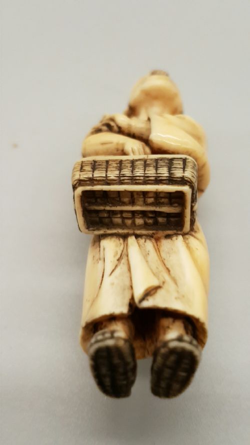 RARE JAPANESE MEIJI IVORY NETSUKE OF A STREET VENDOR SIGNED KAIGYOKUSAI MASATSUGU - ADDITIONAL PHOTO 4