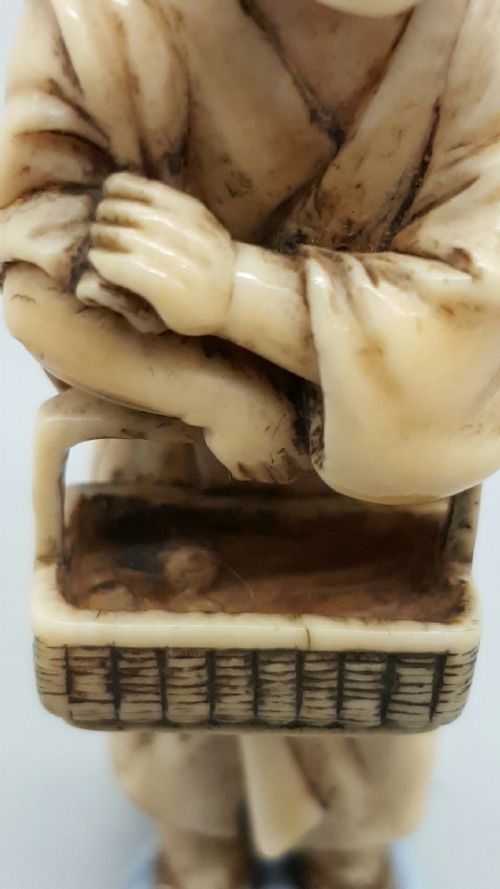 RARE JAPANESE MEIJI IVORY NETSUKE OF A STREET VENDOR SIGNED KAIGYOKUSAI MASATSUGU - ADDITIONAL PHOTO 5