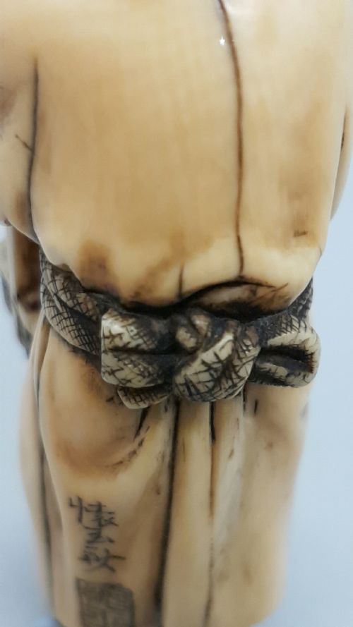 RARE JAPANESE MEIJI IVORY NETSUKE OF A STREET VENDOR SIGNED KAIGYOKUSAI MASATSUGU - ADDITIONAL PHOTO 7