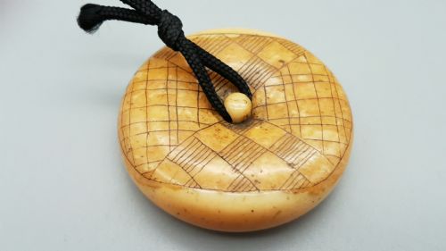 JAPANESE MEIJI IVORY MANJU NETSUKE OF A WOMAN WEARING A CLOTH HEADSCARF - ADDITIONAL PHOTO 1