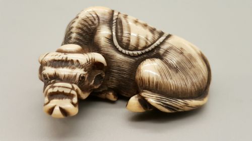 very good japanese meiji ivory netsuke of an ox signed tomotada - CATEGORY: ANTIQUE MISCELLANEOUS - DATED 19TH CENTURY