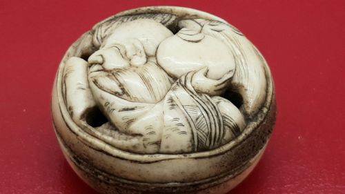 JAPANESE EDO STAG ANTLER MANJU NETSUKE DEPICTING JUROJIN THE GOD OF LONGEVITY - ADDITIONAL PHOTO 3
