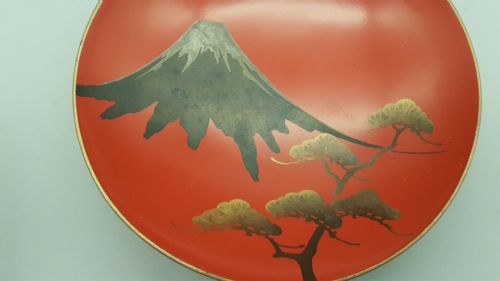 PAIR OF JAPANESE VINTAGE LACQUER SAKE CUPS DEPICTING MOUNT FUJI - ADDITIONAL PHOTO 2