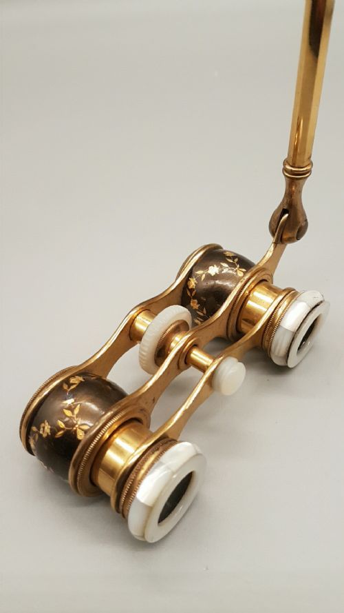 LOVELY PAIR OF VINTAGE FRENCH ORMOLU AND MOTHEROFPEARL OPERA GLASSES - ADDITIONAL PHOTO 1