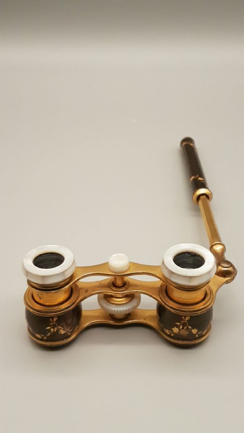 LOVELY PAIR OF VINTAGE FRENCH ORMOLU AND MOTHEROFPEARL OPERA GLASSES - ADDITIONAL PHOTO 2