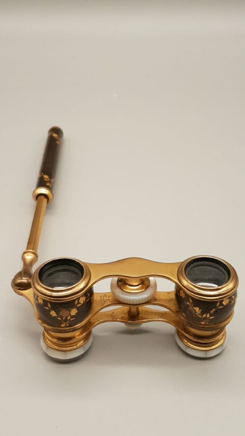LOVELY PAIR OF VINTAGE FRENCH ORMOLU AND MOTHEROFPEARL OPERA GLASSES - ADDITIONAL PHOTO 3