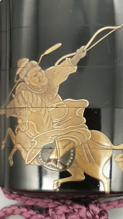 EXCELLENT ANTIQUE EDO PERIOD JAPANESE FOURCASE LACQUER INRO DEPICTING A MOUNTED SAMURAI ARCHER - ADDITIONAL PHOTO 1