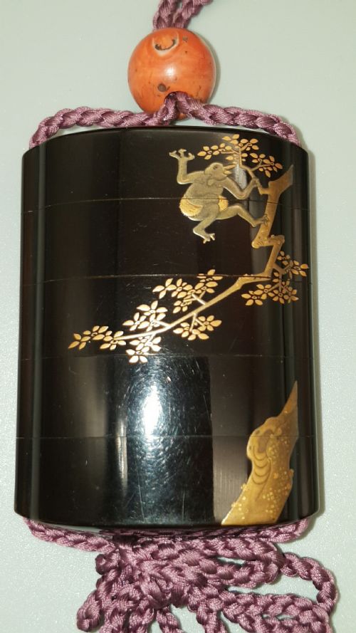 EXCELLENT ANTIQUE EDO PERIOD JAPANESE FOURCASE LACQUER INRO DEPICTING A MOUNTED SAMURAI ARCHER - ADDITIONAL PHOTO 2