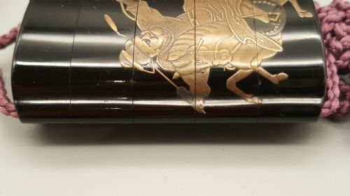 EXCELLENT ANTIQUE EDO PERIOD JAPANESE FOURCASE LACQUER INRO DEPICTING A MOUNTED SAMURAI ARCHER - ADDITIONAL PHOTO 4