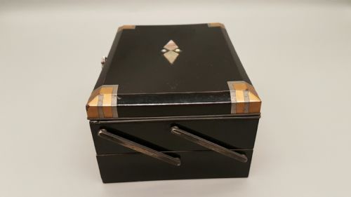 ATTRACTIVE JAPANESE ART DECO BLACK LACQUER JEWELLERY CASKET - ADDITIONAL PHOTO 3