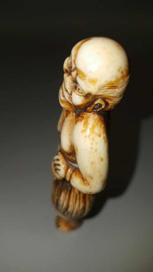 JAPANESE EDOMEIJI STAG ANTLER NETSUKE OF AN ISLANDER - ADDITIONAL PHOTO 1