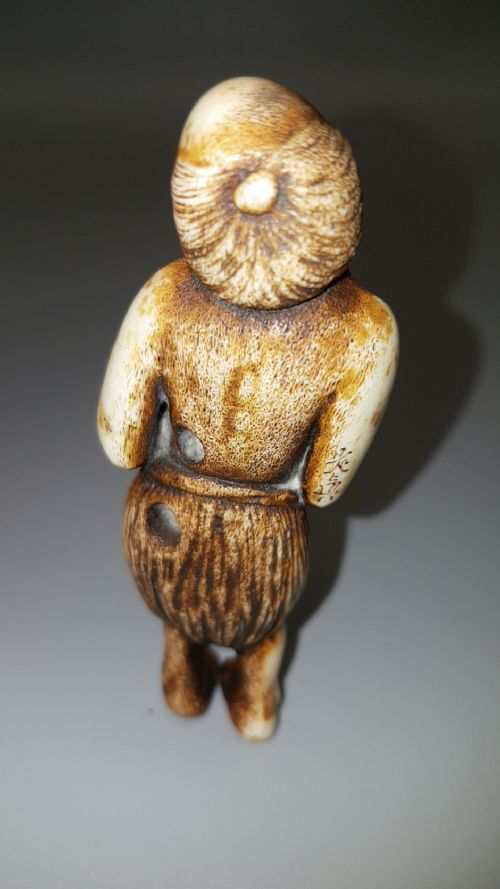 JAPANESE EDOMEIJI STAG ANTLER NETSUKE OF AN ISLANDER - ADDITIONAL PHOTO 3