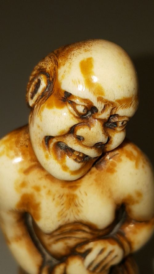 JAPANESE EDOMEIJI STAG ANTLER NETSUKE OF AN ISLANDER - ADDITIONAL PHOTO 4