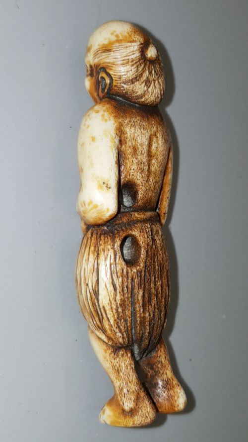 JAPANESE EDOMEIJI STAG ANTLER NETSUKE OF AN ISLANDER - ADDITIONAL PHOTO 6