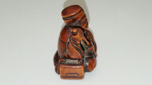 JAPANESE MEIJI BOXWOOD NETSUKE OF SEATED FIGURE WITH STAFF - ADDITIONAL PHOTO 1