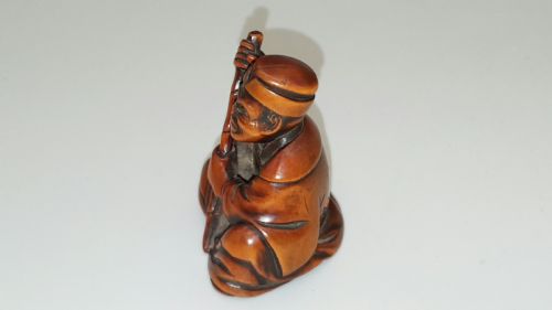 JAPANESE MEIJI BOXWOOD NETSUKE OF SEATED FIGURE WITH STAFF - ADDITIONAL PHOTO 3