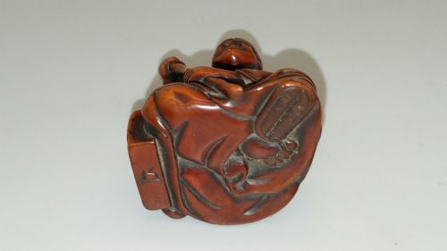 JAPANESE MEIJI BOXWOOD NETSUKE OF SEATED FIGURE WITH STAFF - ADDITIONAL PHOTO 4