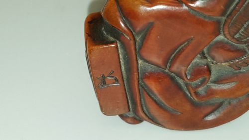 JAPANESE MEIJI BOXWOOD NETSUKE OF SEATED FIGURE WITH STAFF - ADDITIONAL PHOTO 5