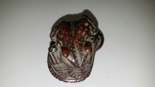 japanese meiji boxwood netsuke of a toad on a sandal - CATEGORY: ANTIQUE MISCELLANEOUS - DATED 19TH CENTURY
