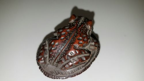JAPANESE MEIJI BOXWOOD NETSUKE OF A TOAD ON A SANDAL - ADDITIONAL PHOTO 1